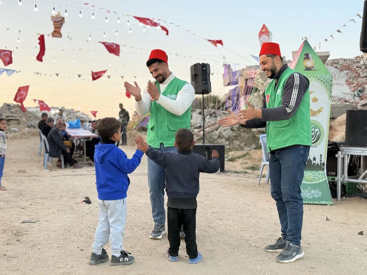 İDDEF Gazze’de yıkıntılar arasında umut sofraları kuruyor