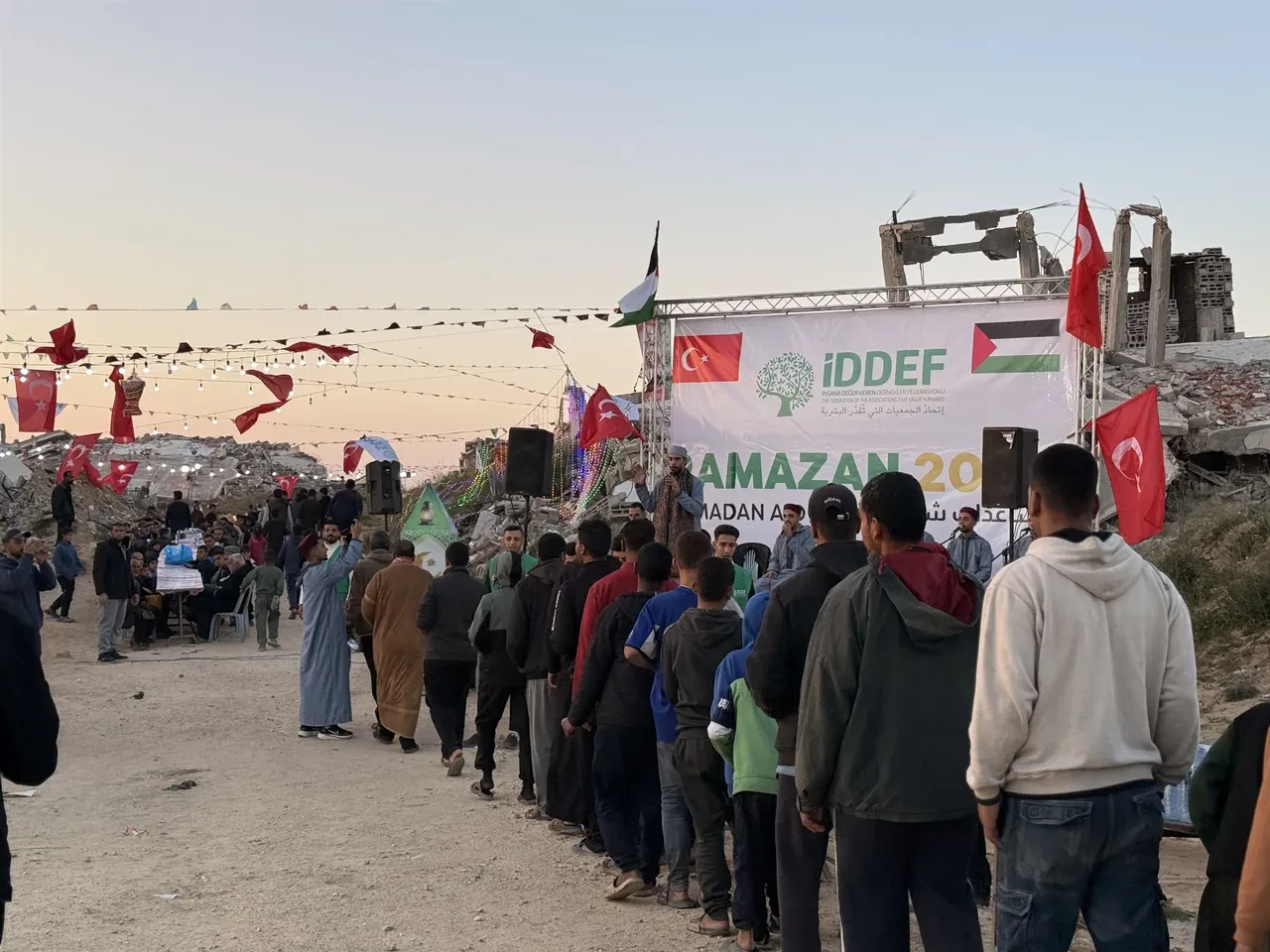 İDDEF Gazze’de yıkıntılar arasında umut sofraları kuruyor