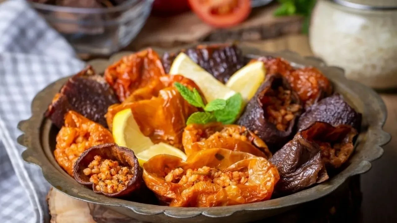 İftar sofralarında Diyarbakır usulü kuru dolma tarifi! Püf noktası sumak suyu