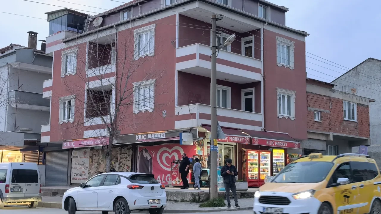 İftara dakikalar kala dehşet! Kapıyı kıran eşinden kaçan kadın balkondan atladı