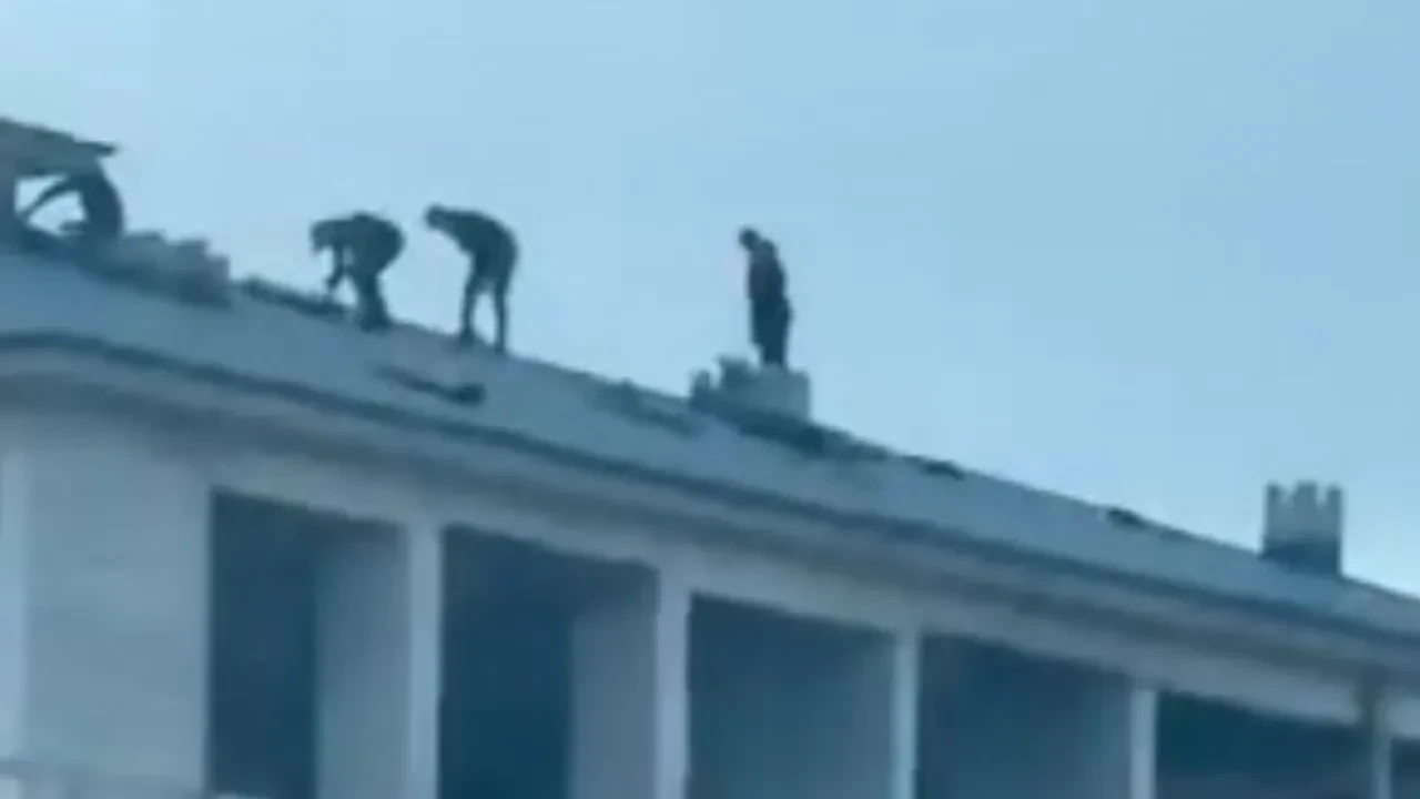 İnşaat işçilerinden tehlikeli çalışma! Yürekleri ağza getiren anlar kamerada