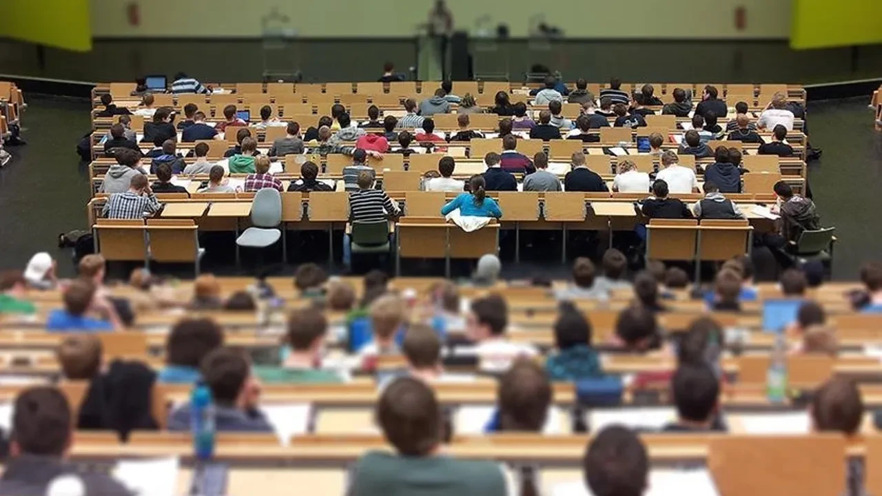 İran'da protestolar sonrası üniversitelerden uzaktan eğitim kararı