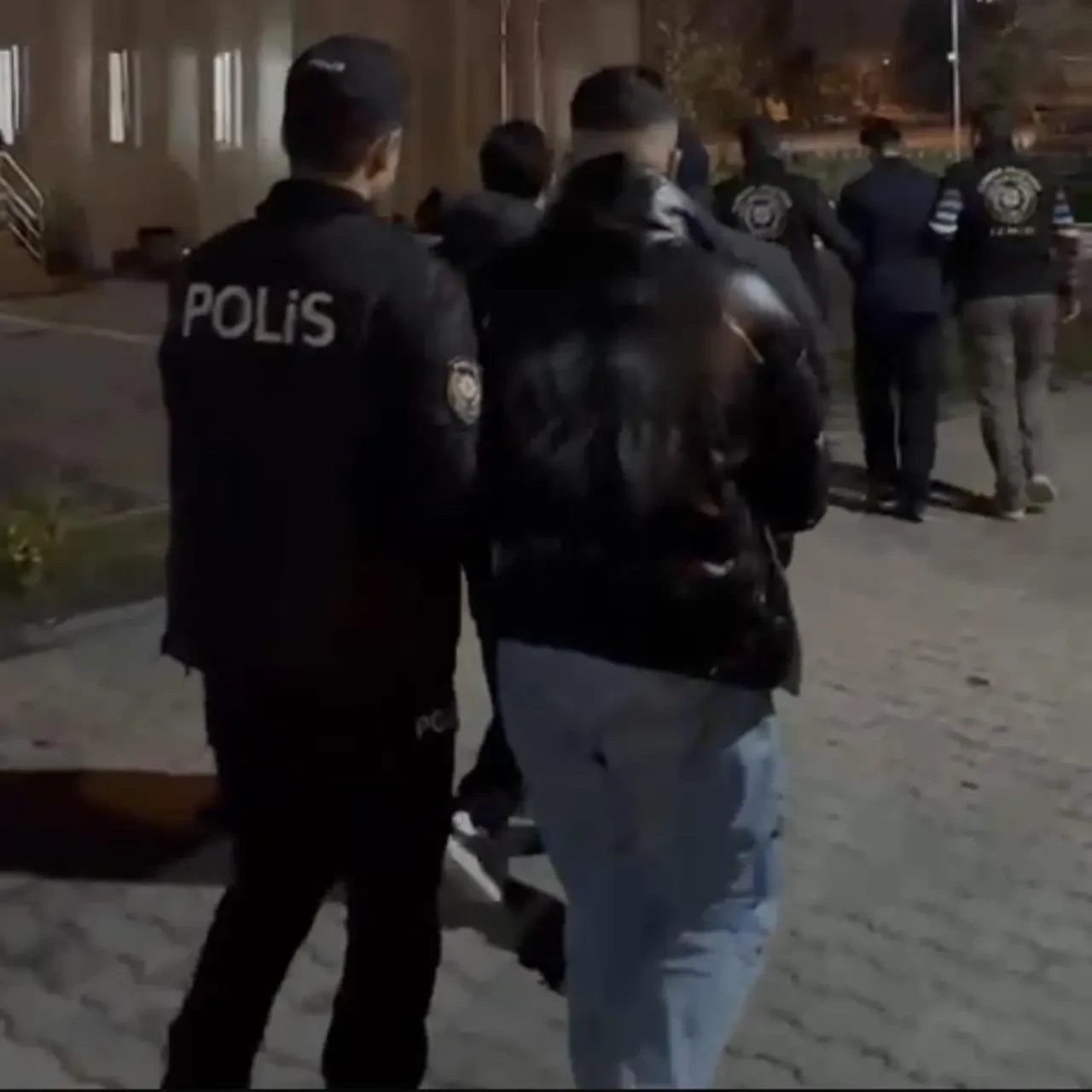 İzmir'de Erasmus öğrencilerine kabusu yaşattılar! Kendilerine polis süsü verip rehin alan 3 şüpheli tutuklandı!