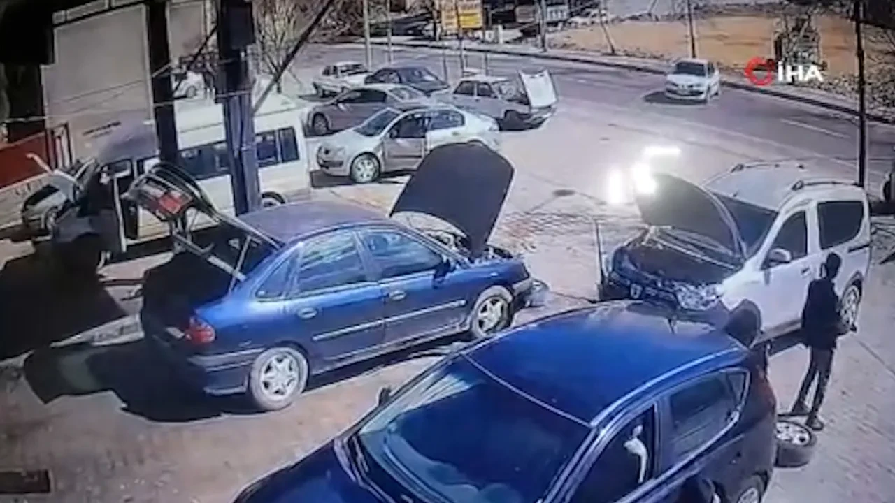 Mardin'de ilginç görüntüler! El frenini çekmeyi unuttu, araç anayola böyle çıktı