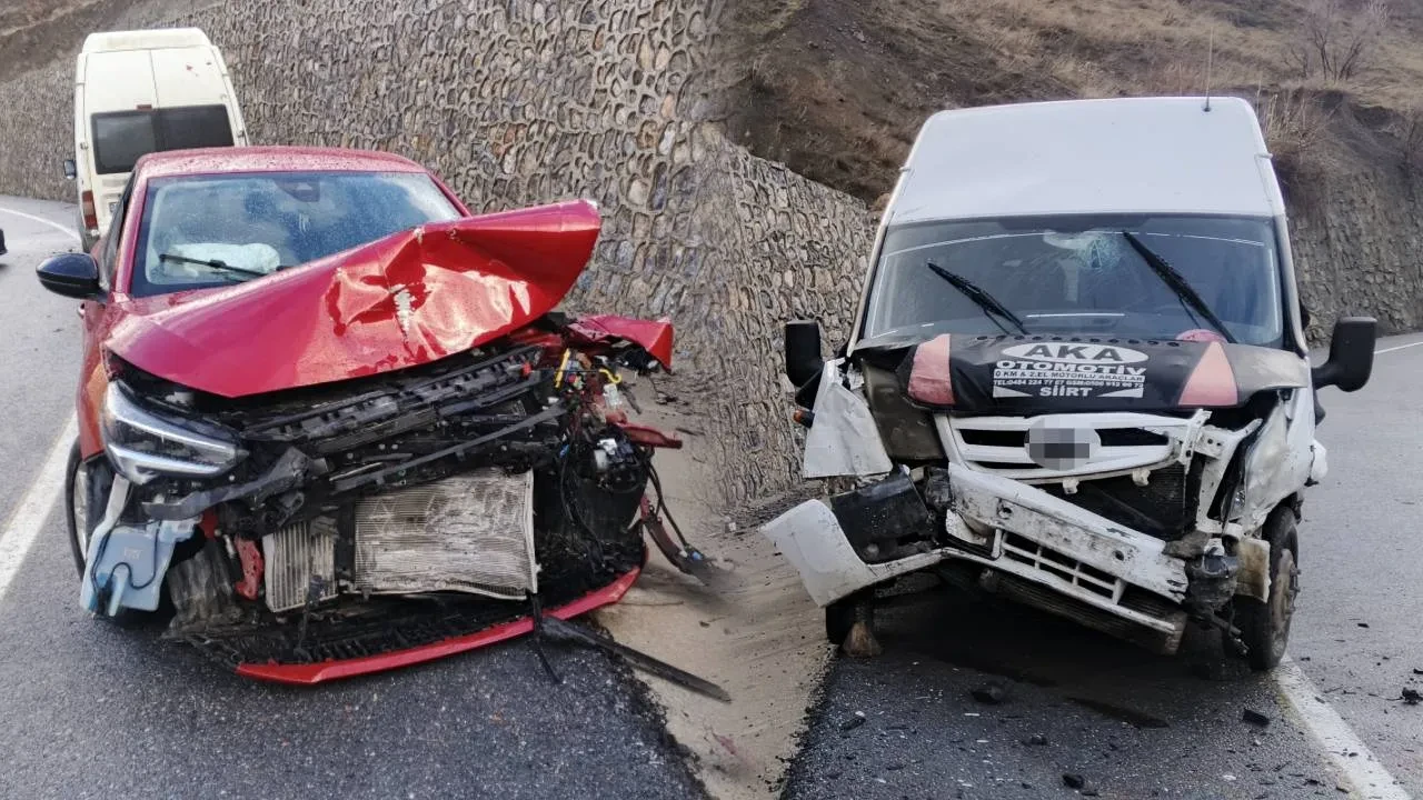 Öğrenci servisi ile otomobil çarpıştı! Feci kazada yaralılar var