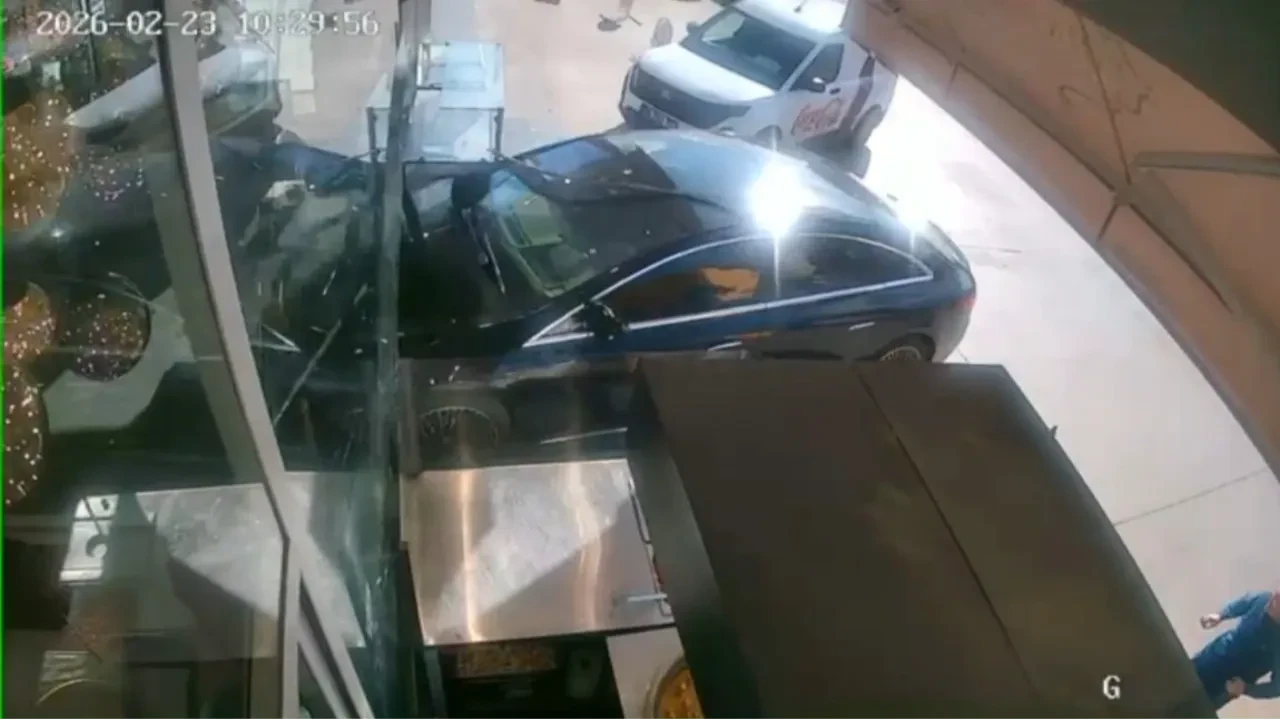 Otomobil pastaneye daldı! Güvenlik kamerası her şeyi kaydetti