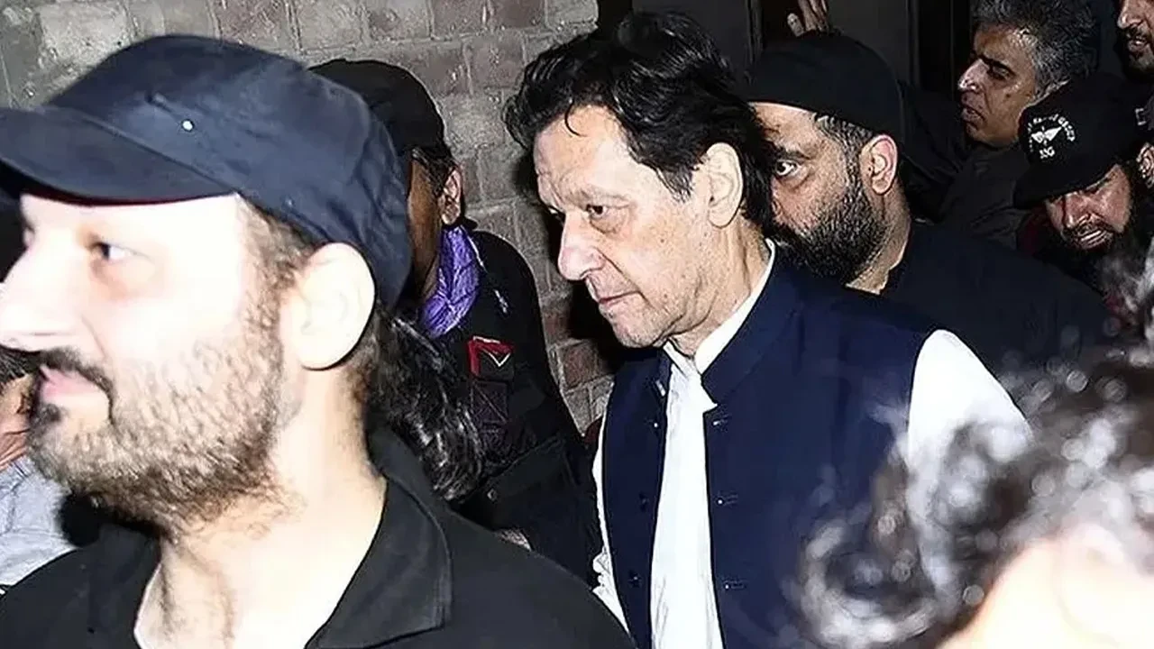 Pakistan’ın eski Başbakanı Khan'ın kız kardeşi drenaj hattına düştü