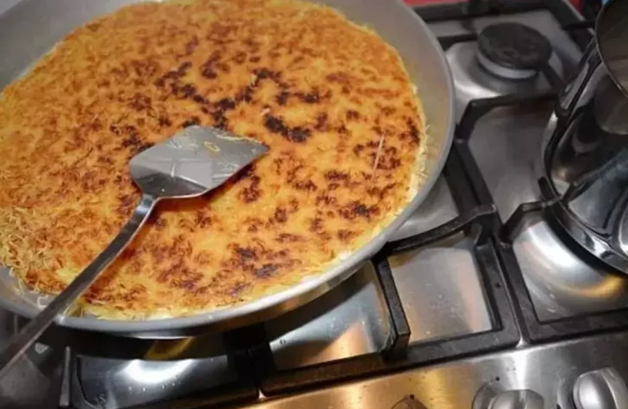 Sahurda şipşak yapabileceğiniz tavada börek tarifi 2026! Tok tutan en pratik kadayıf böreği yapılışı