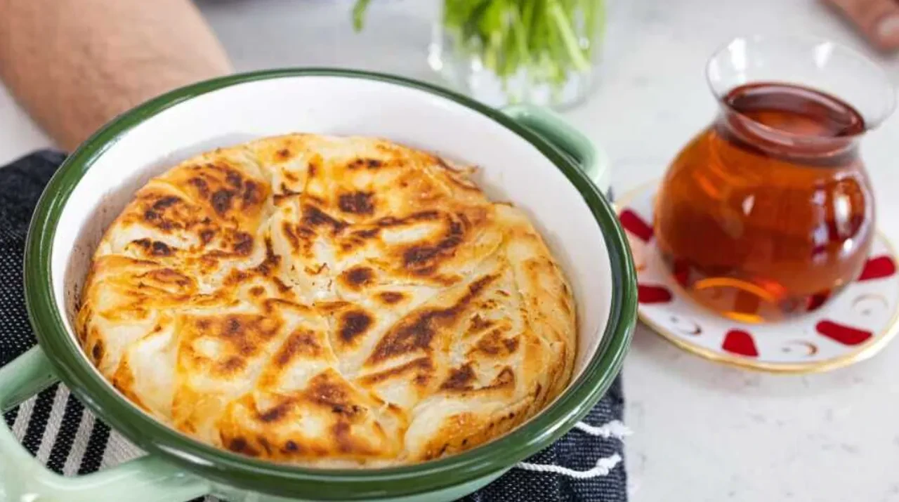 Sahurda şipşak yapabileceğiniz tavada börek tarifi 2026! Tok tutan en pratik kadayıf böreği yapılışı
