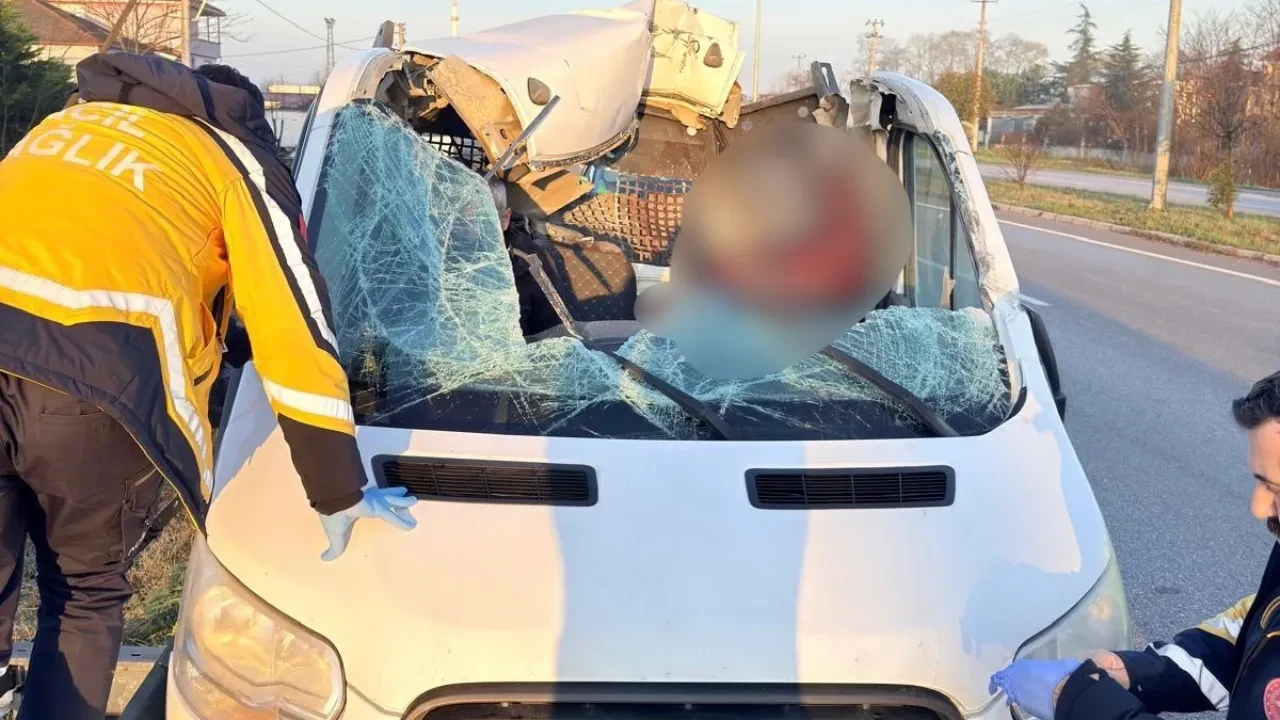 Samsun’da feci kaza! Tırın dorsesindeki betona çarptı: Takılı kalan minibüs metrelerce sürüklendi