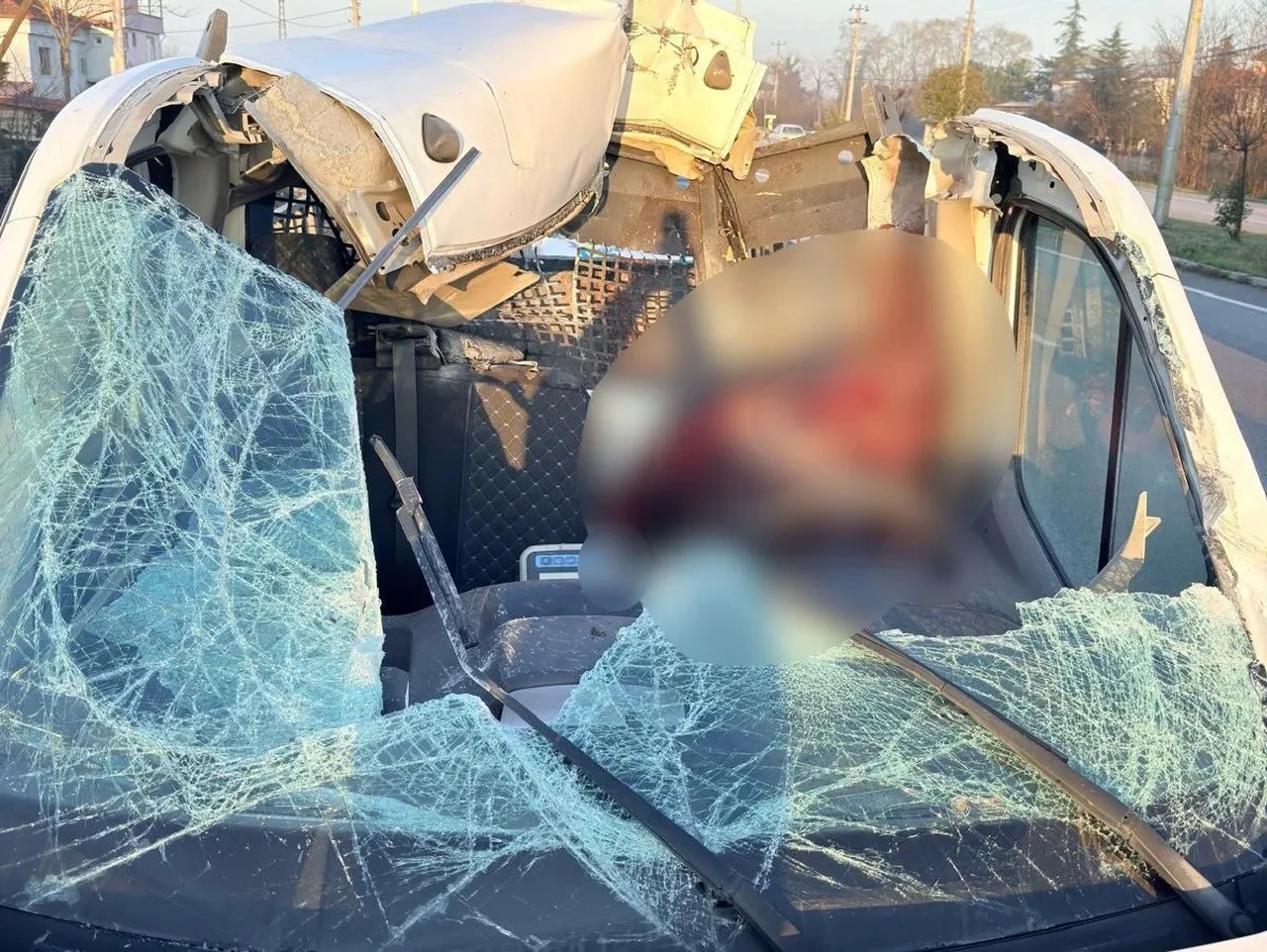 Samsun’da feci kaza! Tırın dorsesindeki betona çarptı: Takılı kalan minibüs metrelerce sürüklendi