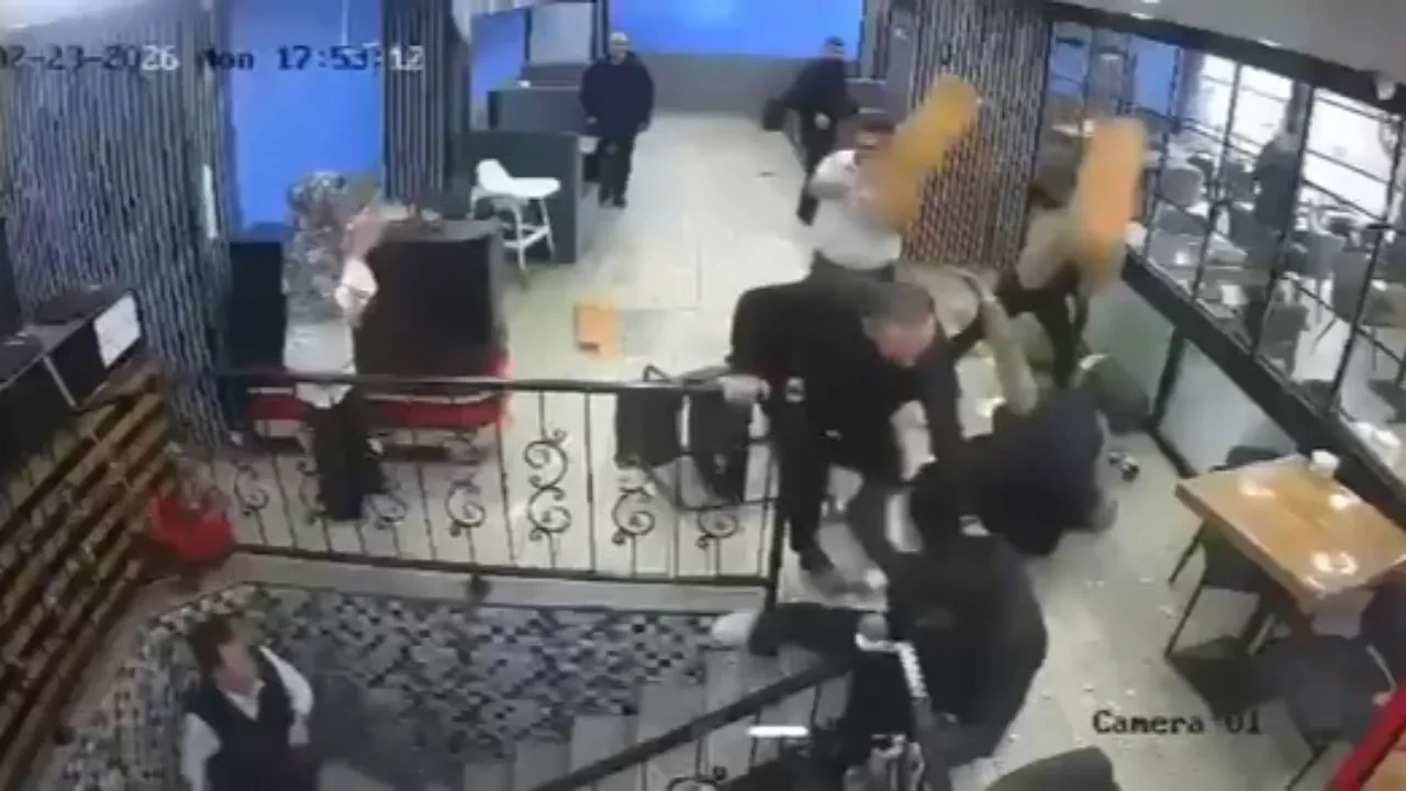 Sandalye ve masalar havada uçuştu! Ortalığın savaş alanına döndüğü kavga kamerada