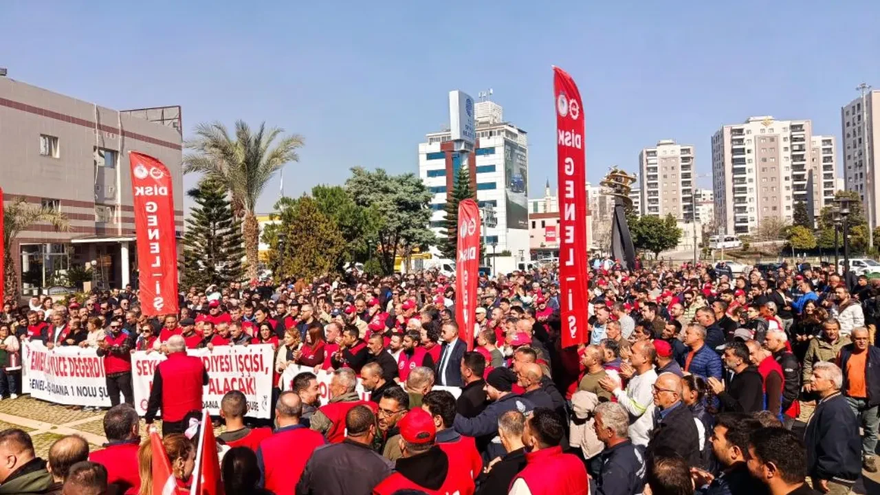 Seyhan Belediyesi'ndeki işçiler sokağa döküldü! Yüzde 3 zam teklifine tepki yağıyor