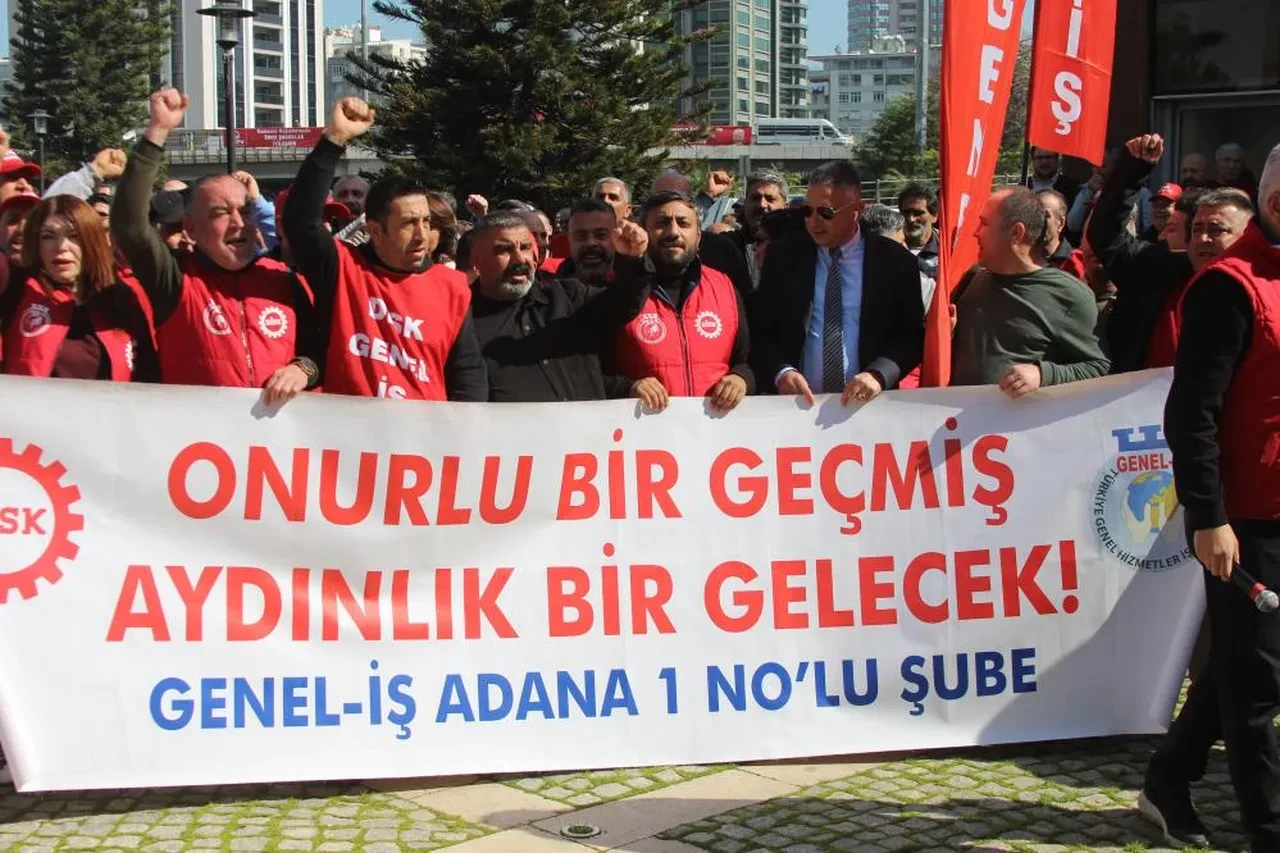 Seyhan Belediyesi'ndeki işçiler sokağa döküldü! Yüzde 3 zam teklifine tepki yağıyor