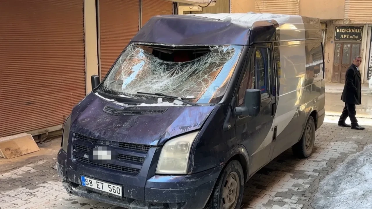 Seyir halindeki minibüsün üstüne kar kütlesi düştü! Araç hurdaya çıktı