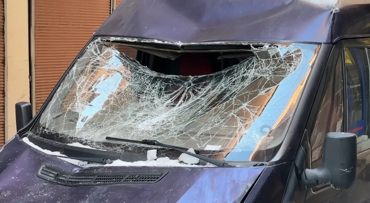 Seyir halindeki minibüsün üstüne kar kütlesi düştü! Araç hurdaya çıktı