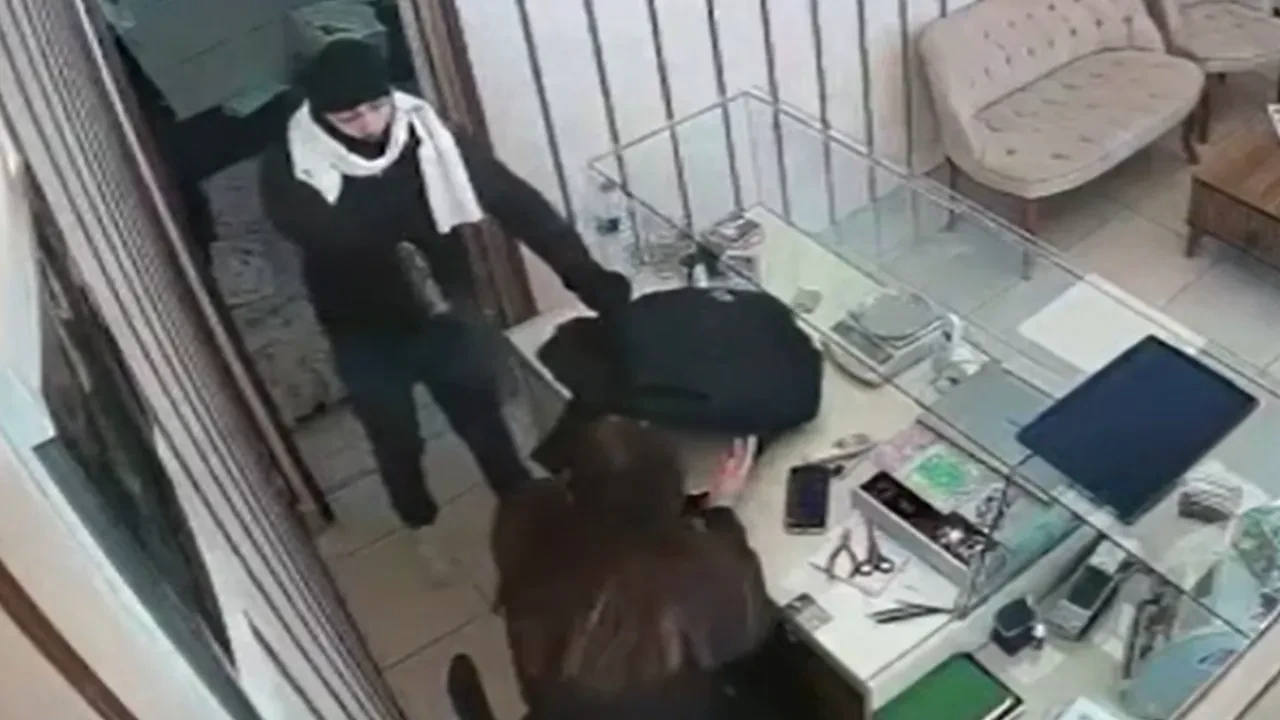 Silahlı kuyumcu soygunu güvenlik kameralarında