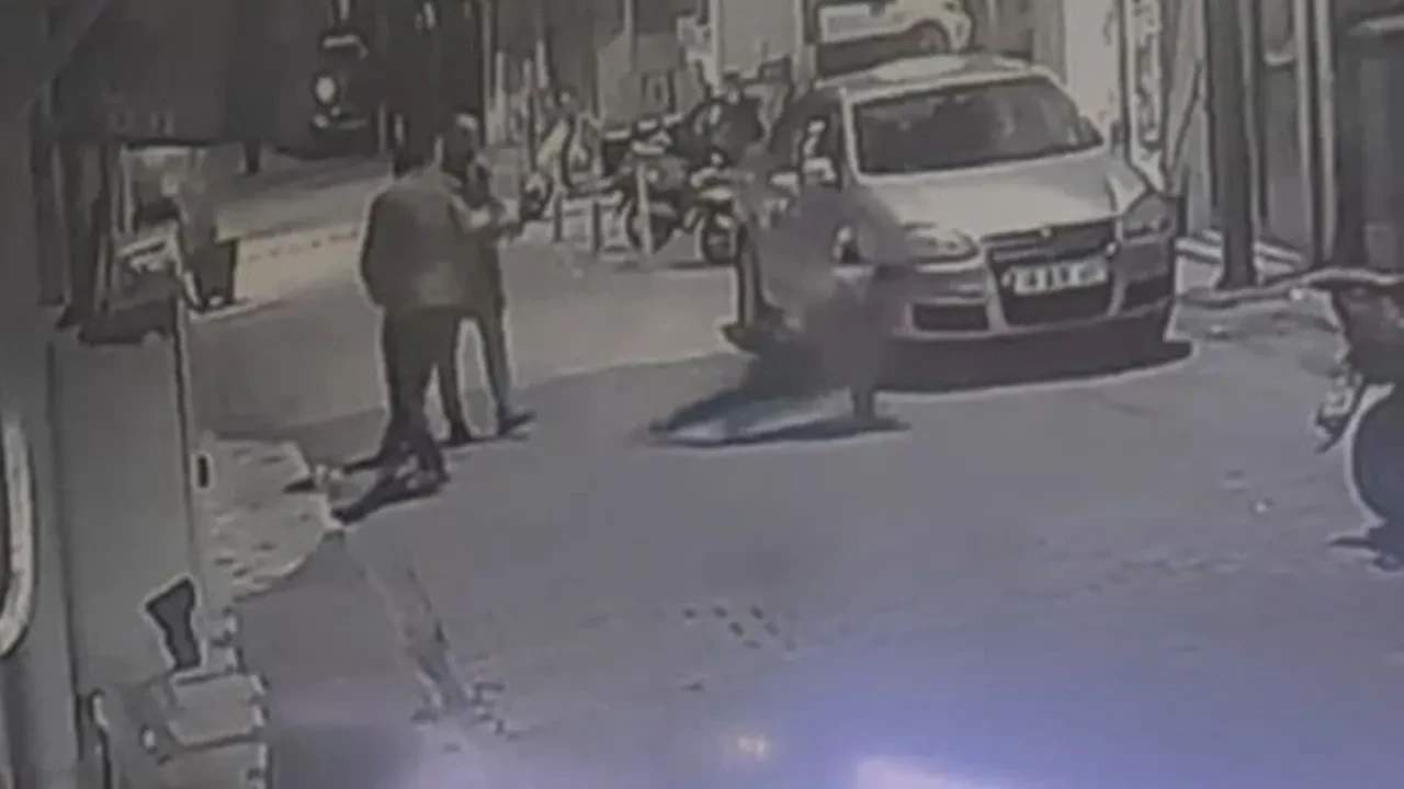 Sokak ortasında dehşet! Silahını çıkardı, peş peşe tetiğe bastı: O anlar kamerada