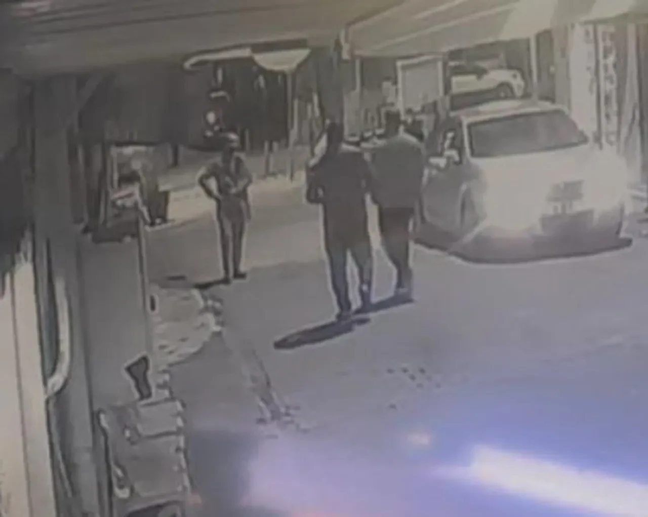 Sokak ortasında dehşet! Silahını çıkardı, peş peşe tetiğe bastı: O anlar kamerada