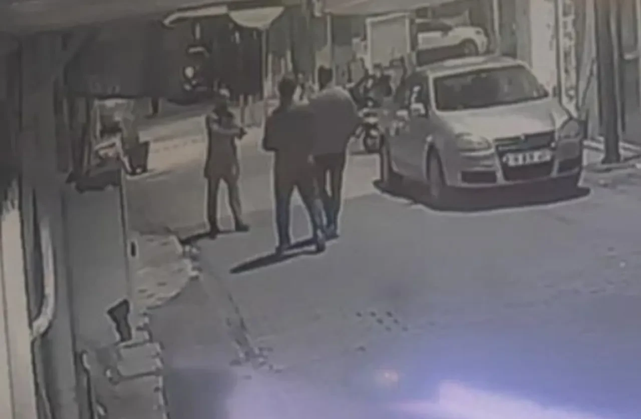Sokak ortasında dehşet! Silahını çıkardı, peş peşe tetiğe bastı: O anlar kamerada