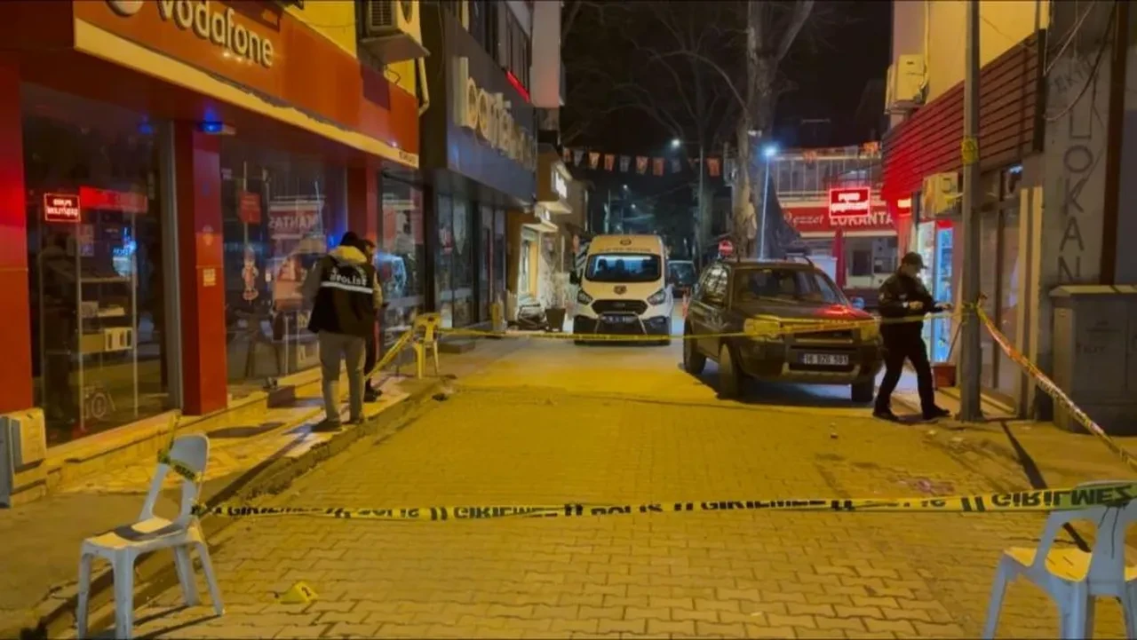 Sokak ortasında dehşet! Silahını çıkardı, peş peşe tetiğe bastı: O anlar kamerada