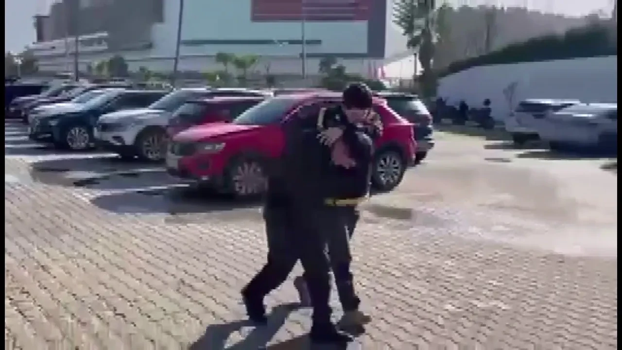 Suç makinesinin 118 kaydı çıktı: Sonuncuda mağaza kabininde alarm sökerken yakalandı