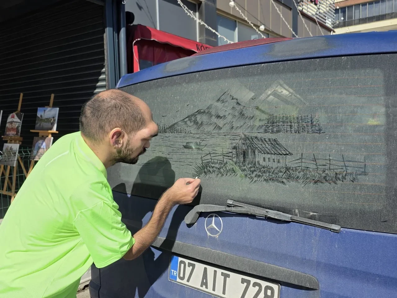 Tozlu cam görünce dayanamıyor! Genç ressamın çizimleri sürücülerden tam not alıyor