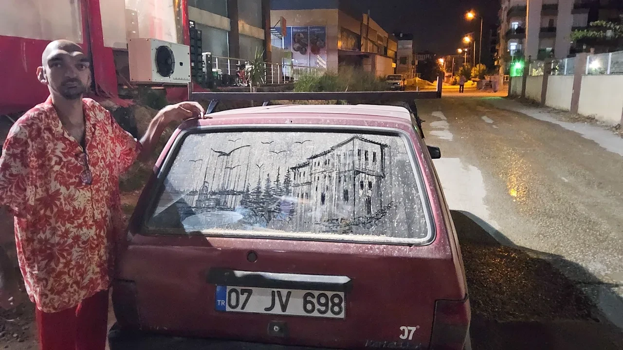 Tozlu cam görünce dayanamıyor! Genç ressamın çizimleri sürücülerden tam not alıyor