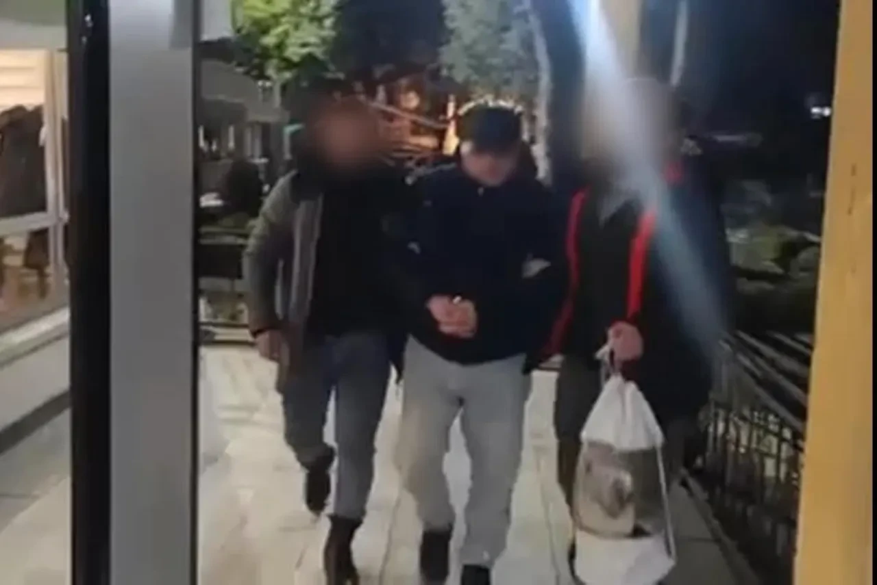 Zehir tacirine film gibi baskın! Polis kapıya dilenci kılığında gitti