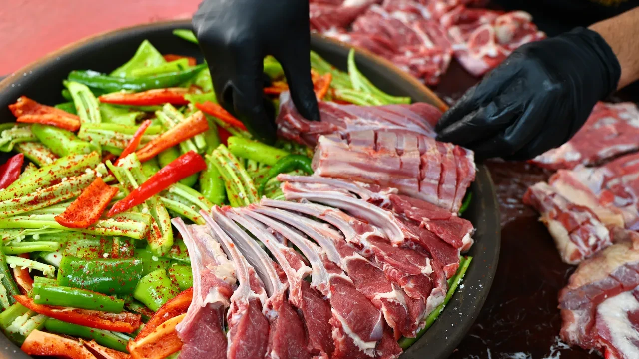 5 dakikada hazırlanıyor, 5 saatte pişiyor! Patentli ‘Palu Tava’ iftar sofralarının vazgeçilmezi