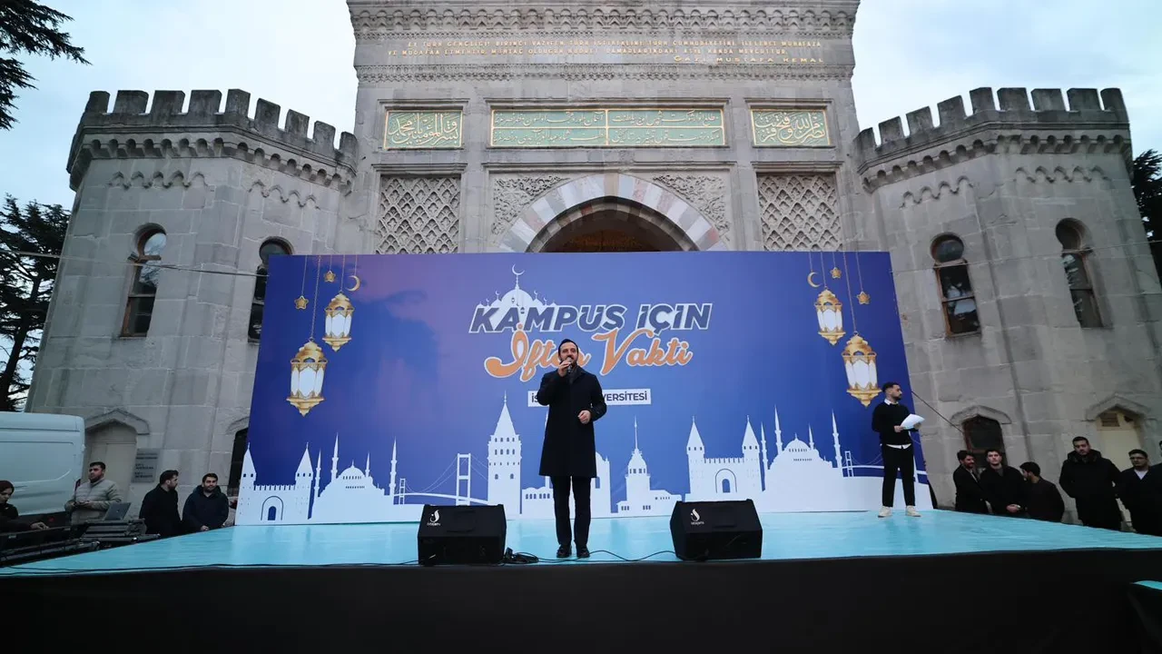 AK Parti İl Gençlik Kolları'ndan İstanbul Üniversitesi’nde 15 bin gençle “Geleneksel Büyük Kampüs İftarı”