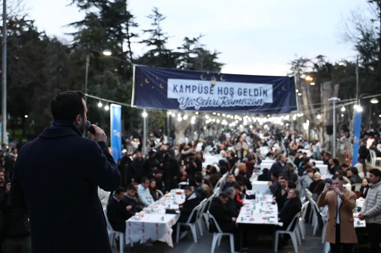 AK Parti İl Gençlik Kolları'ndan İstanbul Üniversitesi’nde 15 bin gençle “Geleneksel Büyük Kampüs İftarı”