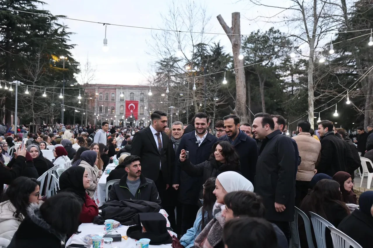 AK Parti İl Gençlik Kolları'ndan İstanbul Üniversitesi’nde 15 bin gençle “Geleneksel Büyük Kampüs İftarı”