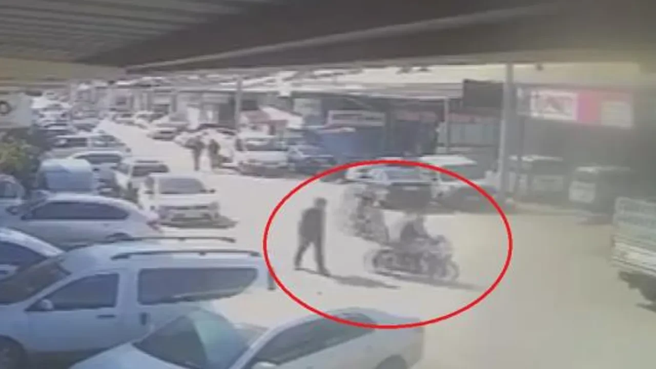 Ani manevra kazaya neden oldu! Sürücülerin yere savruldukları anlar kamerada