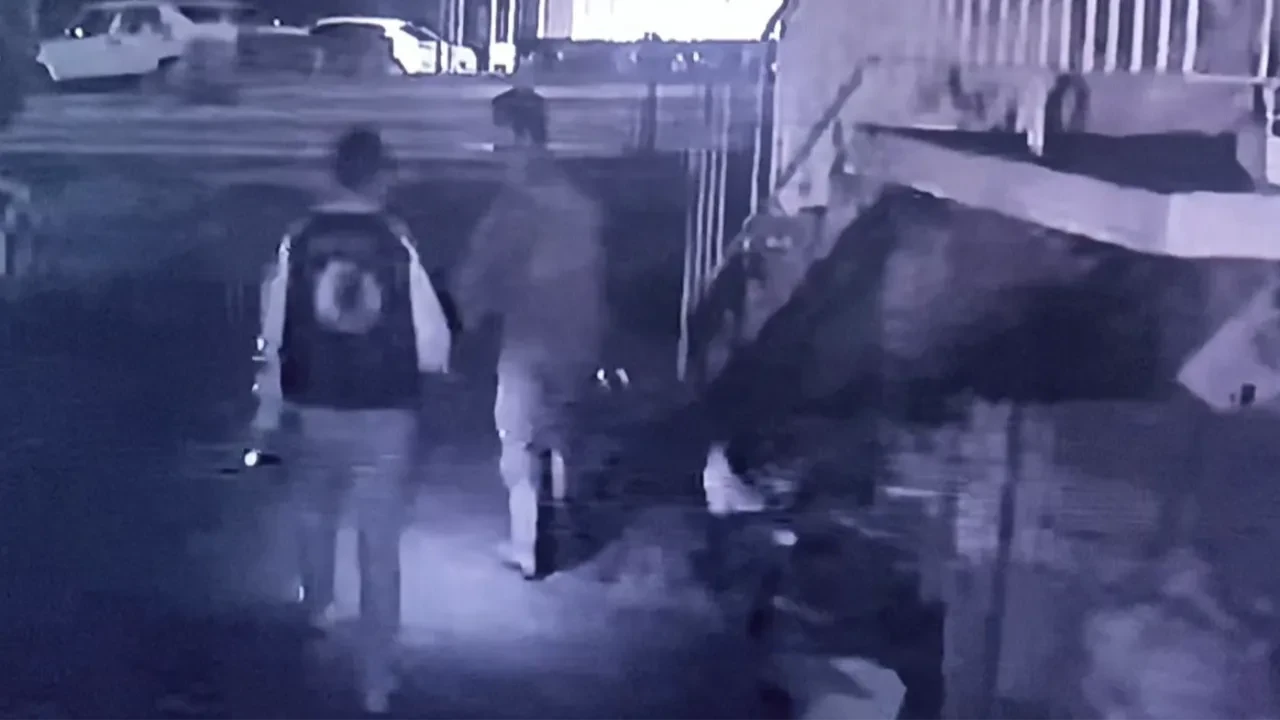 Antalya'daki korna hırsızlığı kameralarda! Kornaya bastı ama ses çıkmadı