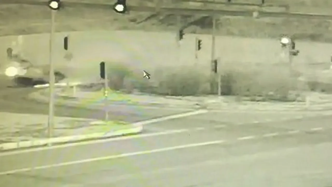 Aracın taklalar attıktan sonra ters döndüğü feci kaza kamerada