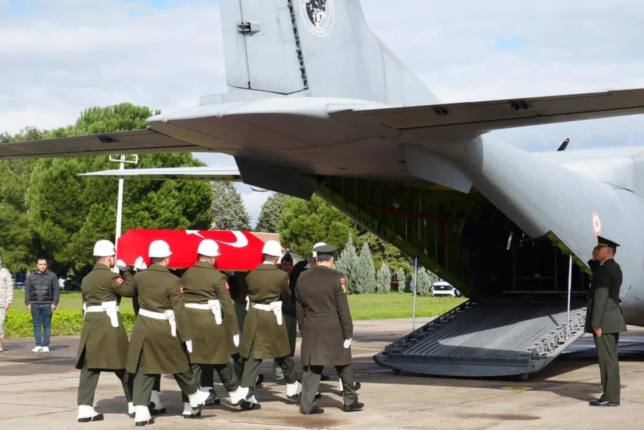 Balıkesir'de düşen F-16 uçağında şehit olan Binbaşı İbrahim Bolat ebediyete uğurlandı