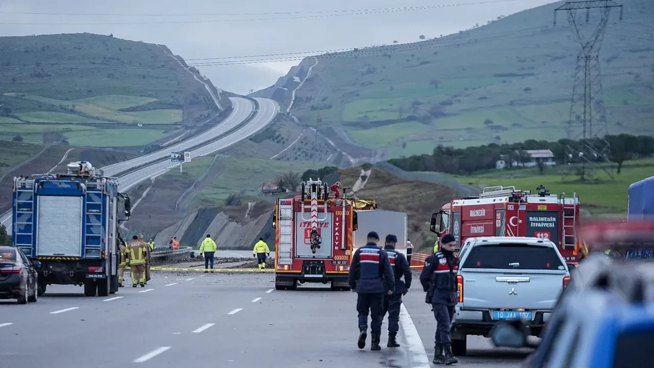 Balıkesir'de F-16 savaş uçağı düştü! Feci kazanın boyutu gün ağarınca ortaya çıktı: İşte olay yerinden kareler