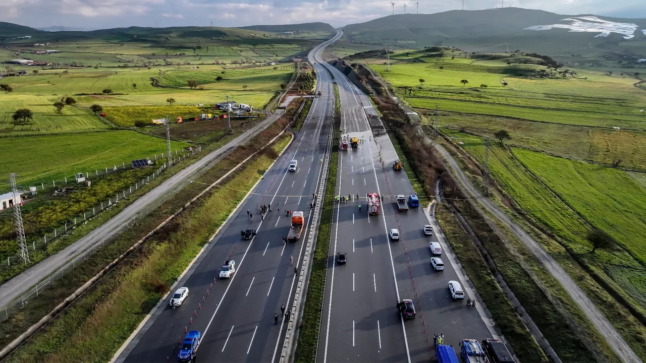 Balıkesir'de F-16 savaş uçağı düştü! Feci kazanın boyutu gün ağarınca ortaya çıktı: İşte olay yerinden kareler