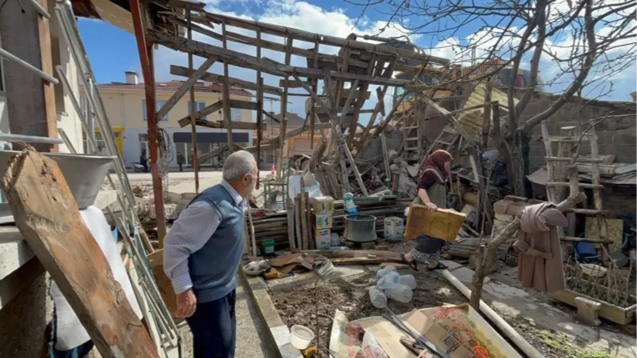 Belediye ekipleri yaşlı çiftin evine daldı! Duvarı kırıp, şebeke suyunu patlattılar