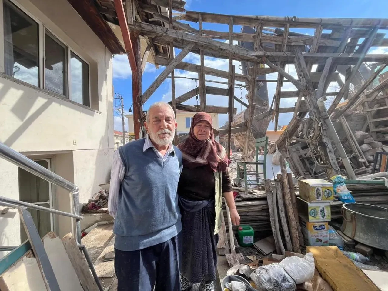 Belediye ekipleri yaşlı çiftin evine daldı! Duvarı kırıp, şebeke suyunu patlattılar