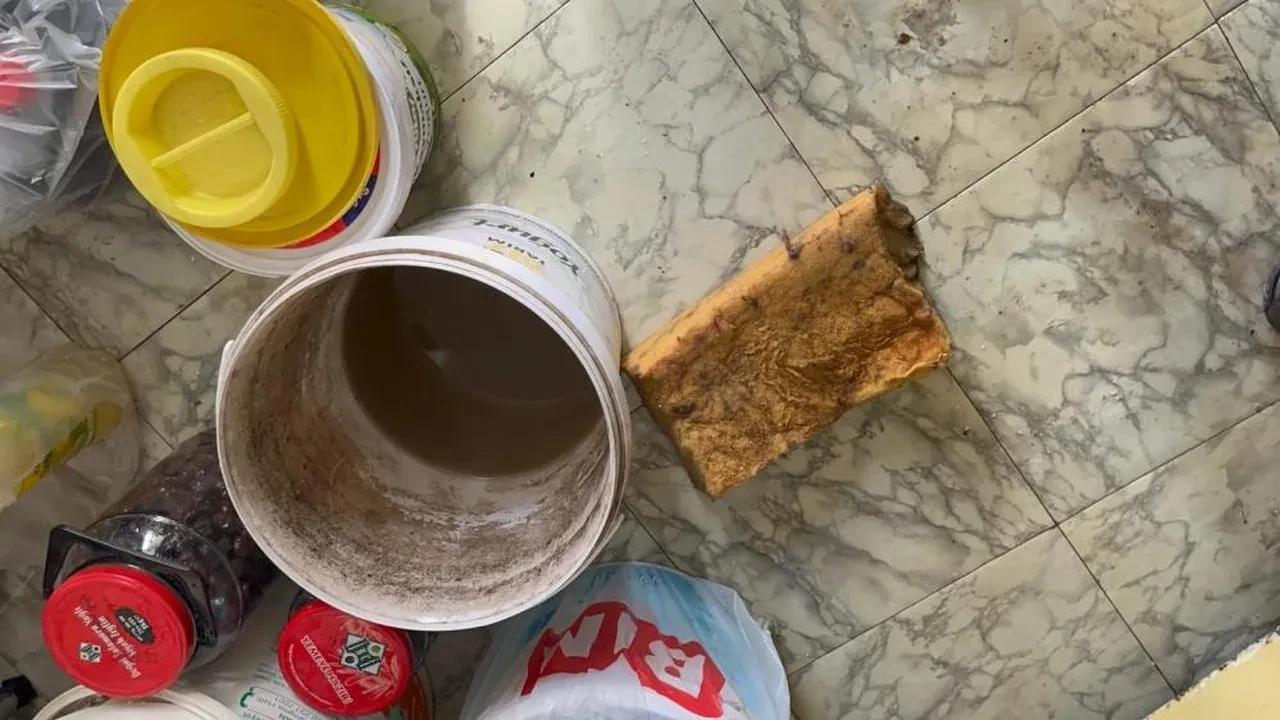 Belediye ekipleri yaşlı çiftin evine daldı! Duvarı kırıp, şebeke suyunu patlattılar