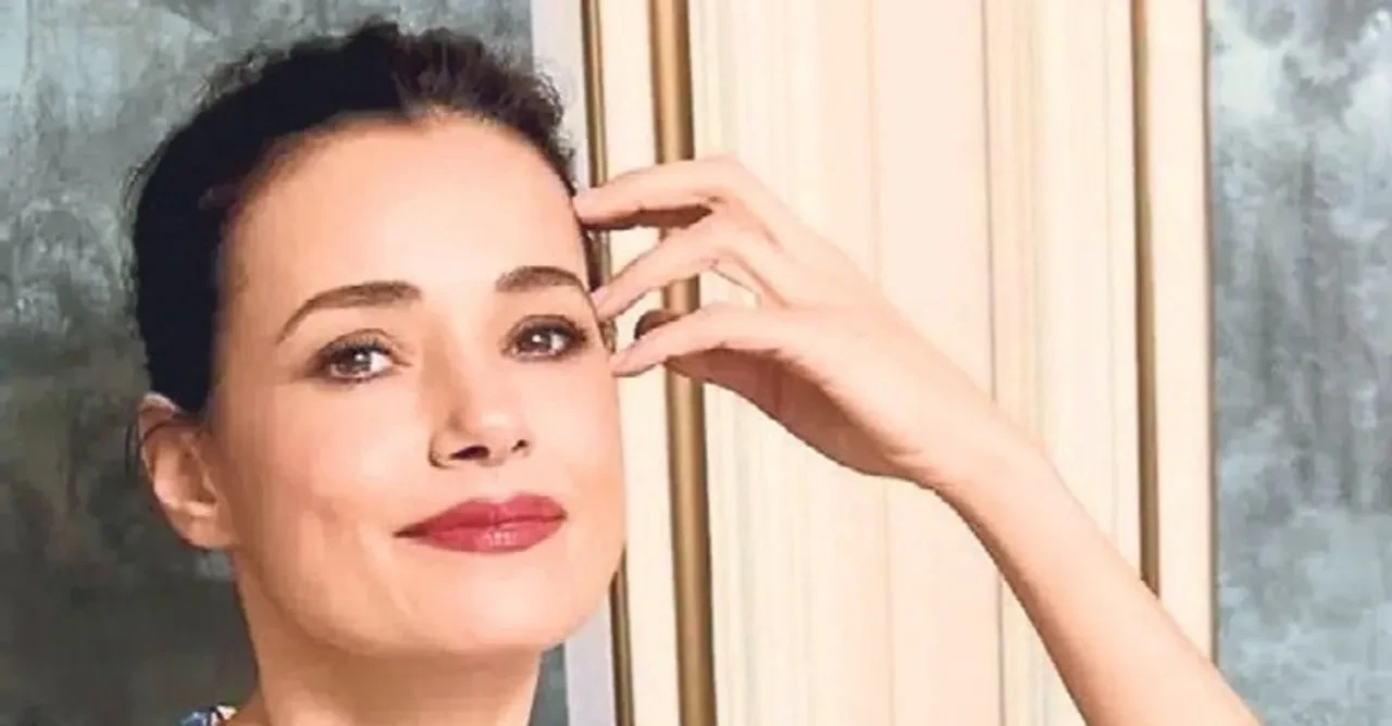 Berlin'den ödülle dönen Özgü Namal'a kıskanmak setinde sürpriz karşılama! Altın Ayı'lı pasta gururlandırdı