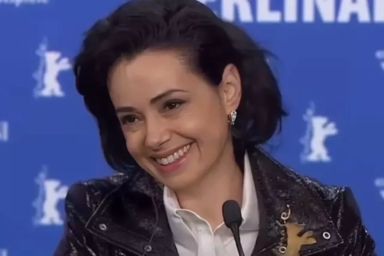 Berlin'den ödülle dönen Özgü Namal'a kıskanmak setinde sürpriz karşılama! Altın Ayı'lı pasta gururlandırdı