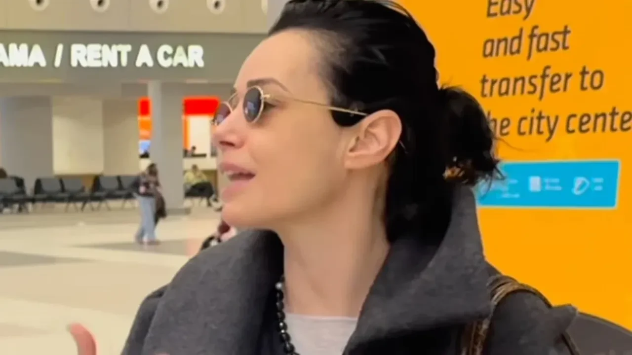 Berlin'den ödülle dönen Özgü Namal'a kıskanmak setinde sürpriz karşılama! Altın Ayı'lı pasta gururlandırdı