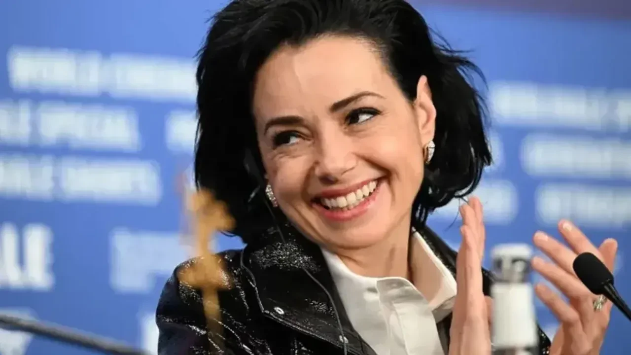 Berlin'den ödülle dönen Özgü Namal'a kıskanmak setinde sürpriz karşılama! Altın Ayı'lı pasta gururlandırdı