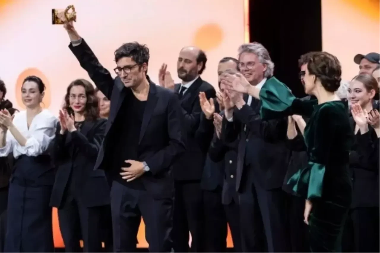 Berlin'den ödülle dönen Özgü Namal'a kıskanmak setinde sürpriz karşılama! Altın Ayı'lı pasta gururlandırdı