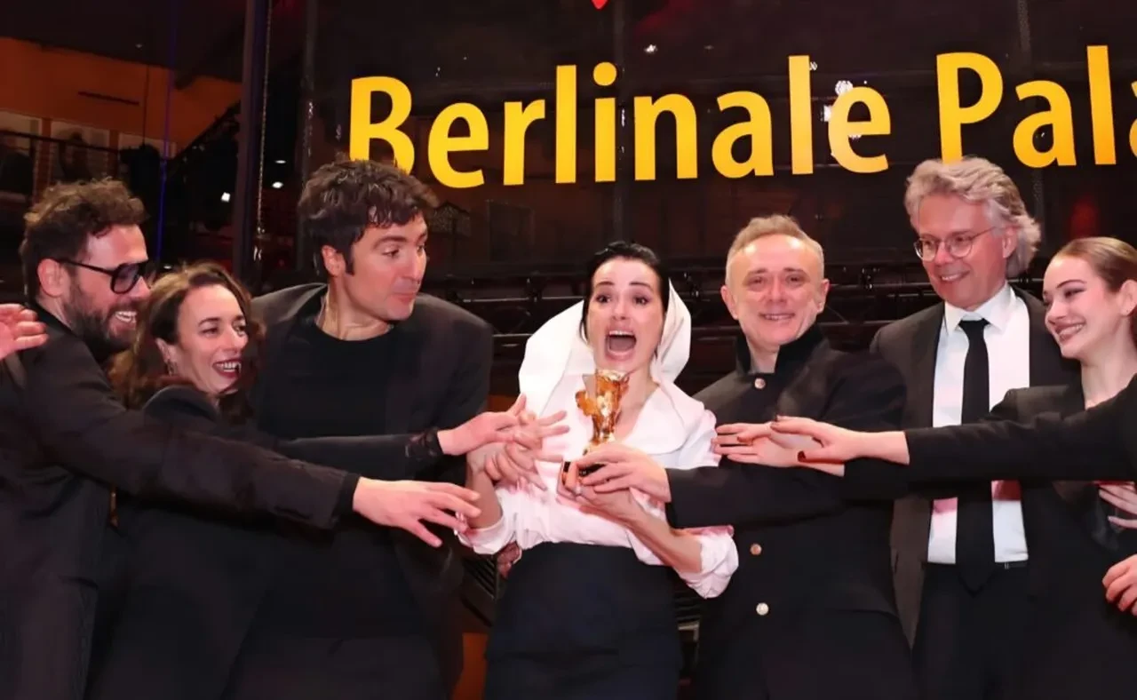 Berlin'den ödülle dönen Özgü Namal'a kıskanmak setinde sürpriz karşılama! Altın Ayı'lı pasta gururlandırdı