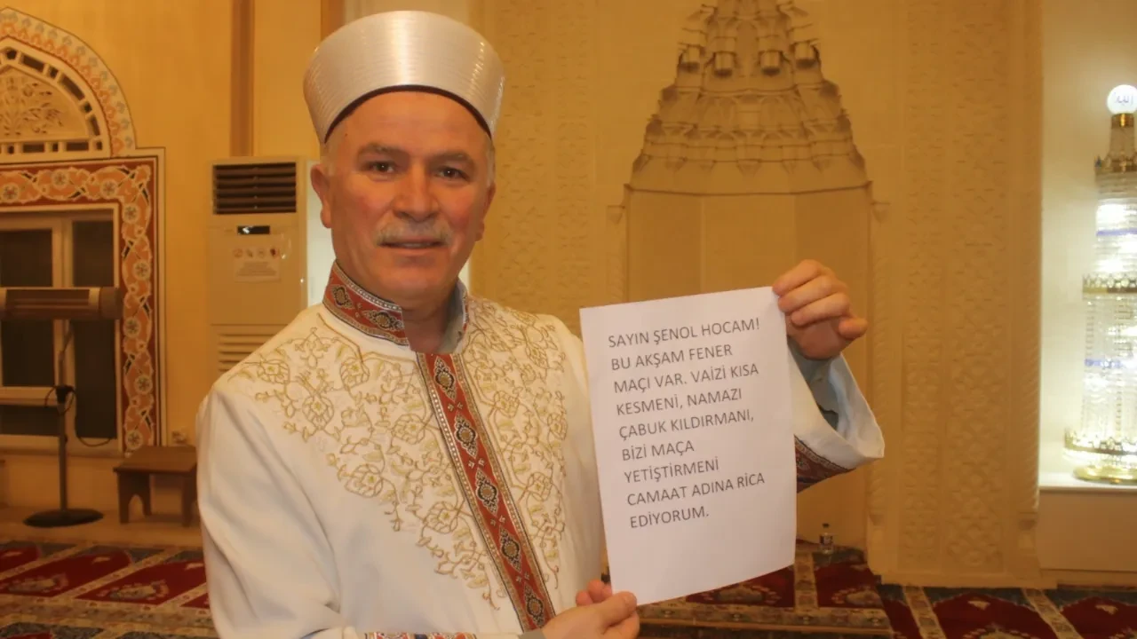 Cami imamından tebessüm ettiren hareket: Vaazı kısa tutup ilahileri azalttı, gençleri maça yetiştirdi!