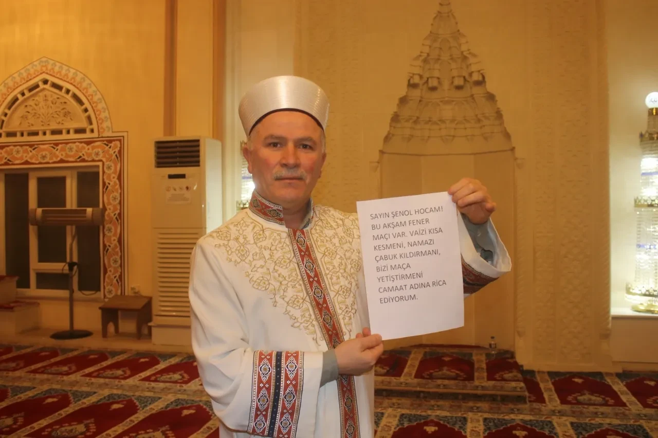 Cami imamından tebessüm ettiren hareket: Vaazı kısa tutup ilahileri azalttı, gençleri maça yetiştirdi!